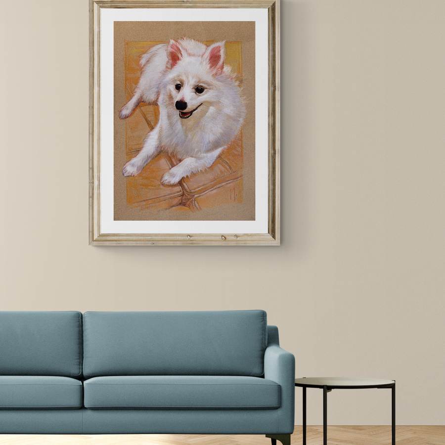 Retrato de cão branco emoldurado em dourado, acima de um sofá azul-petróleo.