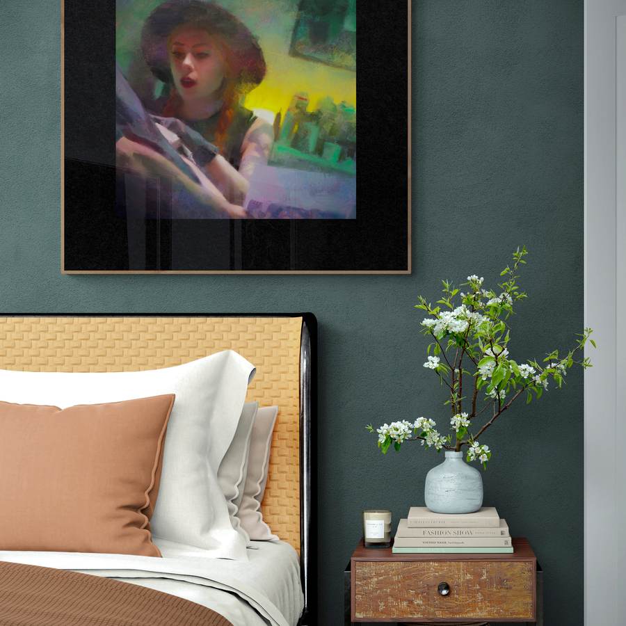 Retrato digital emoldurado em preto, na parede verde-escura de um quarto.