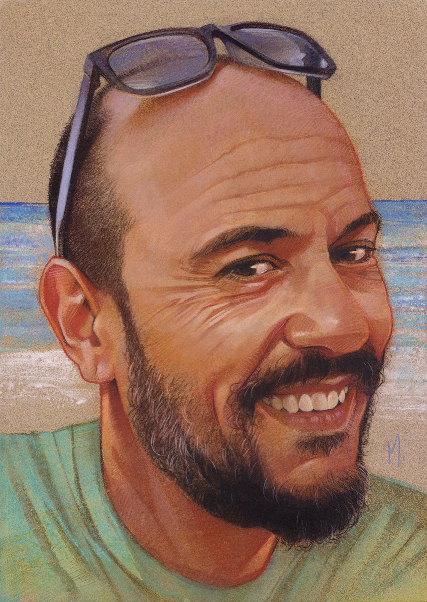Retrato de homem sorrindo com óculos escuros na cabeça, praia ao fundo.