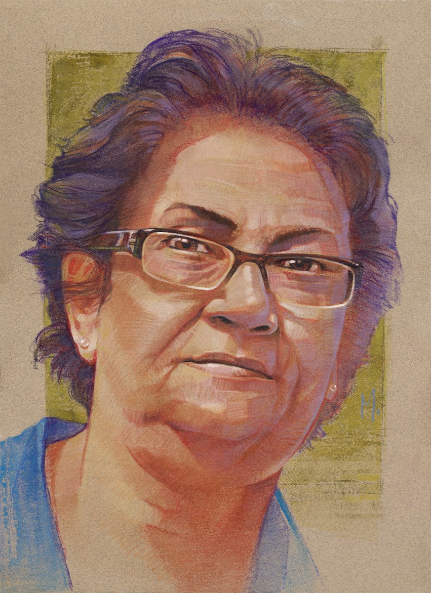 Retrato de senhora de óculos, expressão serena, sobre fundo ocre.