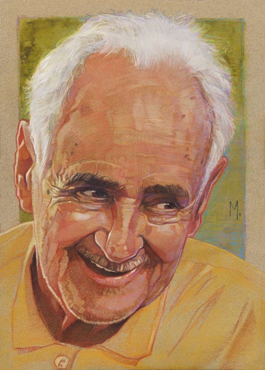 Retrato de senhor de cabelos brancos sorrindo, camisa amarela.